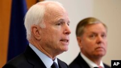 Dua Senator partai Republik, John McCain (kiri) dan Lindsey Graham, bergabung dengan dua Senator Partai Demokrat untuk menyelidiki kajian CIA soal intervensi Rusia dalam Pilpres AS (foto: dok).