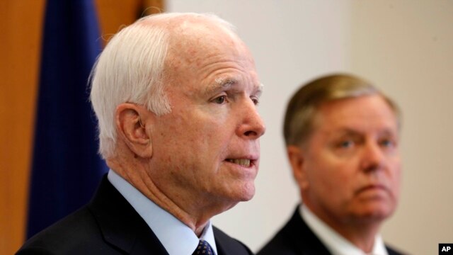 Los senadores republicanos John McCain (izquierda) y Lindsey Graham abogan por la creación de una fuerza multinacional contra el grupo Estado islámico.
