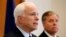 Los senadores republicanos John McCain (izquierda) y Lindsey Graham abogan por la creación de una fuerza multinacional contra el grupo Estado islámico.
