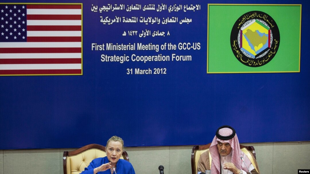 Menlu AS, Hillary Clinton (kiri) bersama Menlu Arab Saudi Saud al-Faisal menggelar jumpa pers seusai pertemuan dengan Dewan Kerjasama Teluk (GCC) di Riyadh (31/3).