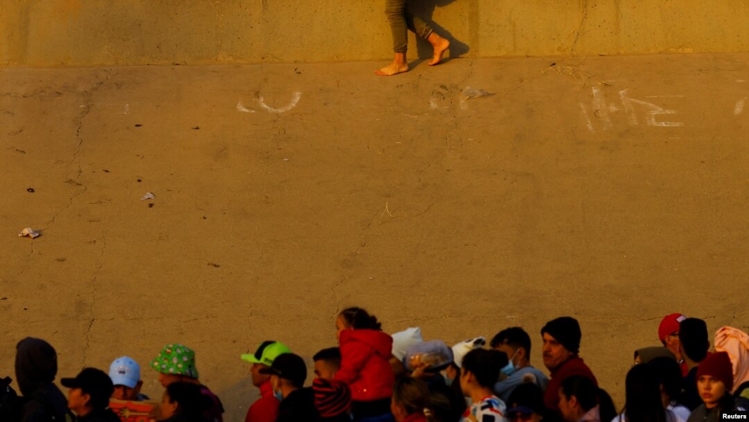Migranti poredani duž granice, nakon što su prešli rijeku Rio Bravo blizu teksaškog grada El Paso, spremni da se predaju američkim vlastima kako bi tražili azil.