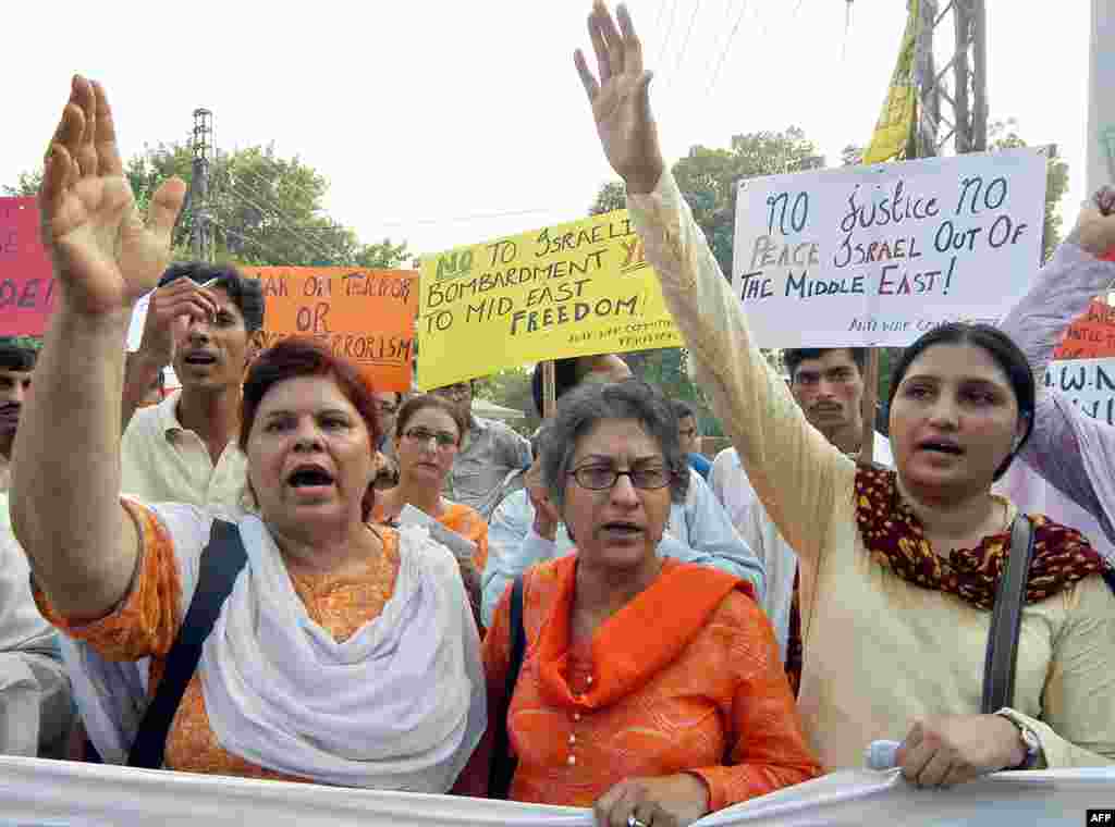 جولائی 2006ء: عاصمہ جہانگیر لاہور میں ہونے والے ایک اسرائیل مخالف مظاہرے میں شریک ہیں۔ یہ مظاہرہ لبنان پر اسرائیلی حملے کے خلاف کیا گیا تھا۔