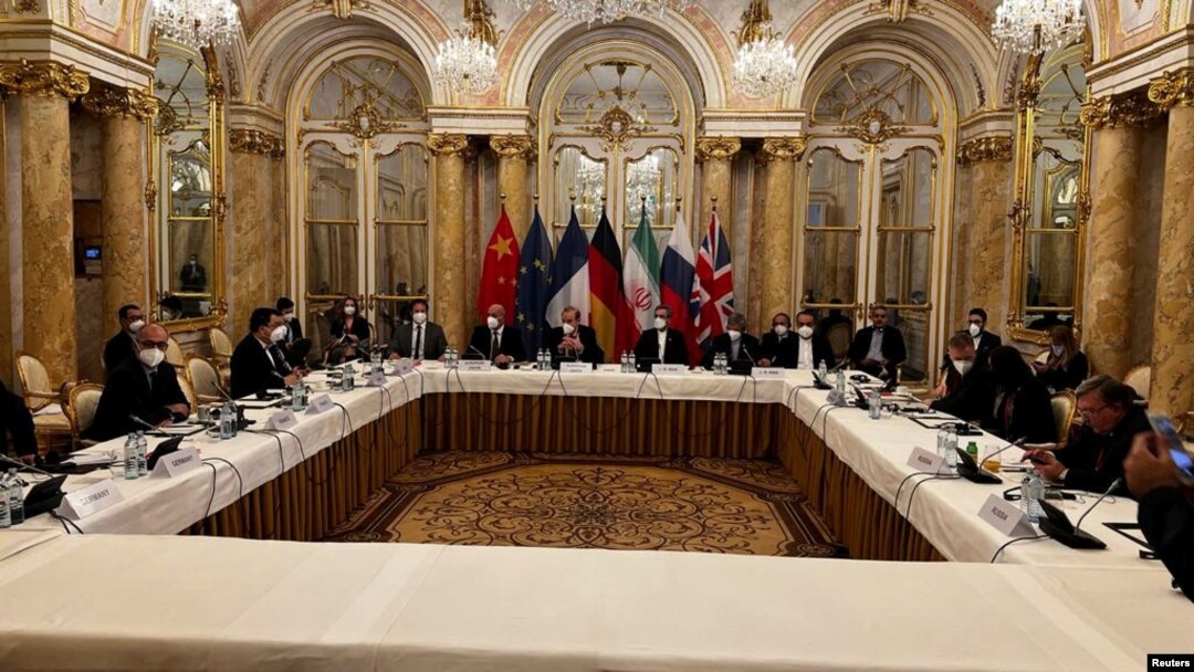 Wakil Sekretaris Jenderal European External Action Service (EEAS) Enrique Mora dan kepala perunding nuklir Iran Ali Bagheri Kani dengan delegasi menunggu dimulainya pertemuan Komisi Gabungan JCPOA di Wina, Austria, 9 Desember 2021. (Foto: Reuters)