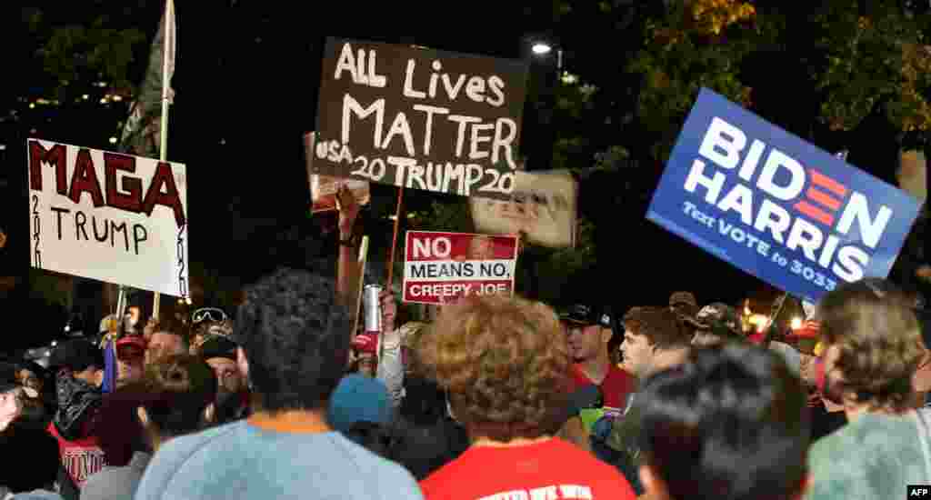 Partidarios de Trump y manifestantes del movimiento Black Lives Matter (a la izquierda) se enfrentan al finalizar el debate vicepresidencial en Salt Lake City, Utah.