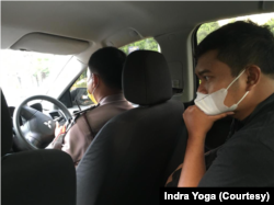 Wartawan kantor berita Taiwan, Central News Agency, Indra Yoga, ketika sedang dibawa ke Polda Metro Jaya, Sabtu, 17 April. (Foto: Courtesy/Indra Yoga)
