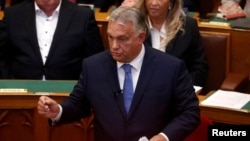 Виділення коштів, заморожених з грудня минулого року, означало б перемогу прем’єр-міністра Віктора Орбана, який блокував допомогу Україні, доки Угорщина не отримає доступу до фондів ЄС, зауважує FT. На фото Орбан у парламенту в Будапешті, Угорщина, 25 вересня 2023 року. REUTERS