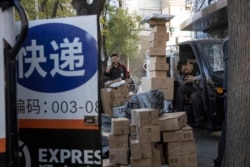 資料照：北京街頭快遞小哥在分發運送包裹（2019年11月11日）