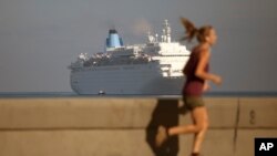 Un crucero de pasajeros llega al Malecón de La Habana.