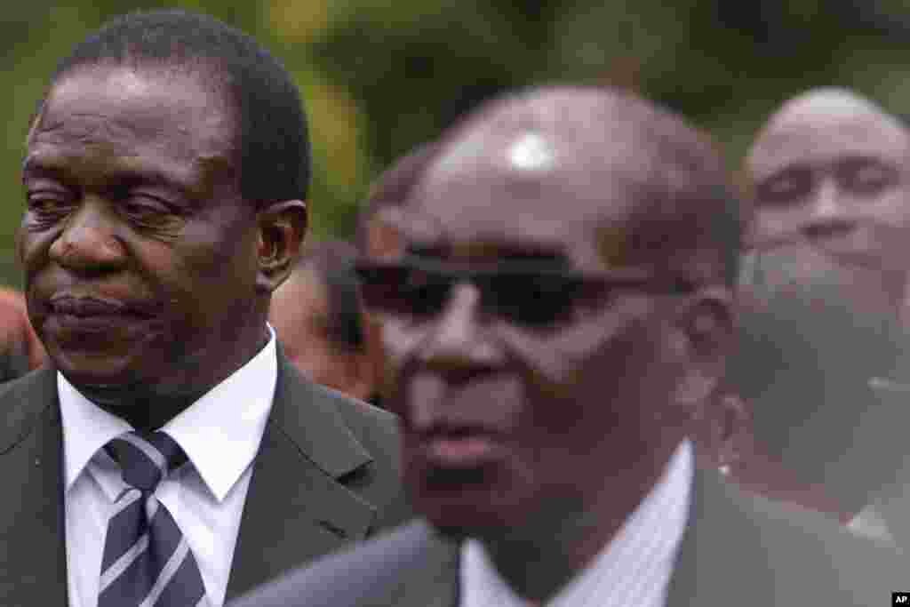 Emmerson Mnangagwa, à gauche, vice-président du Zimbabwe se trouve à côté du président zimbabwéen Robert Mugabe, après la cérémonie de prestation de serment au State House à Harare, vendredi 12 décembre 2014.