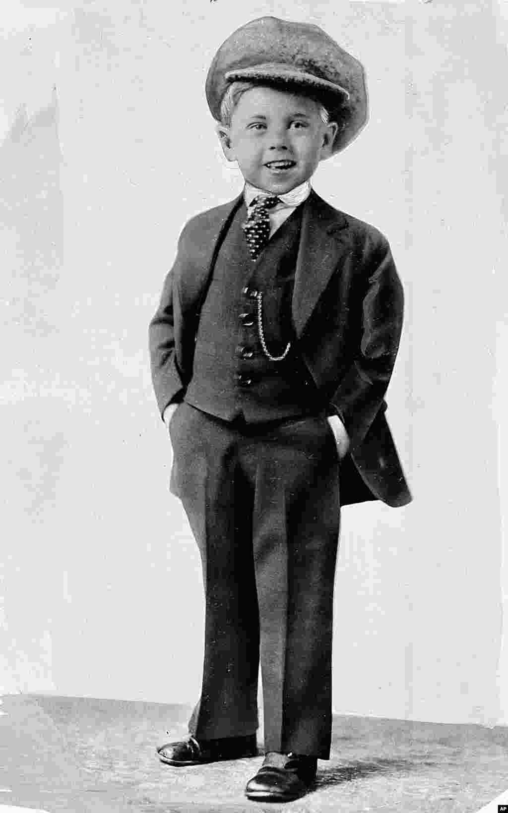 Bintang cilik Mickey Rooney berpose untuk foto promosi pada usia lima tahun pada sekitar tahun 1925.