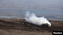 Sebuah tank Israel siaga di Dataran Tinggi Golan dekat perbatasan Suriah yang dikuasai Israel (13/11). 