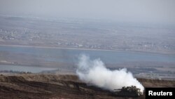 شام اور اسرائیل کی سرحد پر تعینات ایک اسرائیلی ٹینک (فائل)