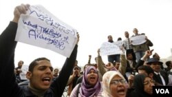 Arqueólogos desempleados protestan frente al museo en El Cairo, reclamando por oportunidades de trabajo..