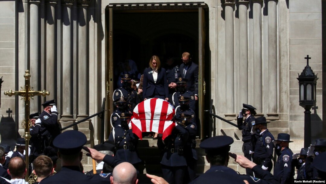 Peti mati Eric Tally, polisi yang tewas tertembak saat merespons penembakan massal di supermarket, diusung oleh sejumlah polisi setelah misa di sebuah gereja Katedral di Denver, Colorado, Senin, 29 Maret 2021. (Foto: Kevin Mohatt/ Reuters)