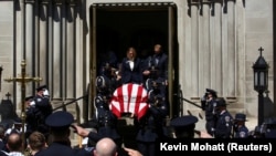 Peti mati Eric Tally, polisi yang tewas tertembak saat merespons penembakan massal di supermarket, diusung oleh sejumlah polisi setelah misa di sebuah gereja Katedral di Denver, Colorado, Senin, 29 Maret 2021. (Foto: Kevin Mohatt/ Reuters)