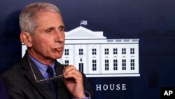 El doctor Anthony Fauci, director del Instituto Nacional de Alergias y Enfermedades Infecciosas de EE.UU. advierte sobre un rápido abandono del distanciamiento social debido al coronavirus.