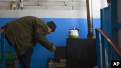 Ситуація в Києві та інших великих містах України погіршується після невпинних ракетних ударів по енергомережі країни, що тримають з початку широкомасштабної агресії. (AP)