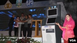 Peluncuran ATM Samsat Jawa Timur, Selasa, 8 Juli 2014 untuk melayani berbagai pembayaran pajak dan layanan kendaraan bermotor (Foto: VOA/Petrus)