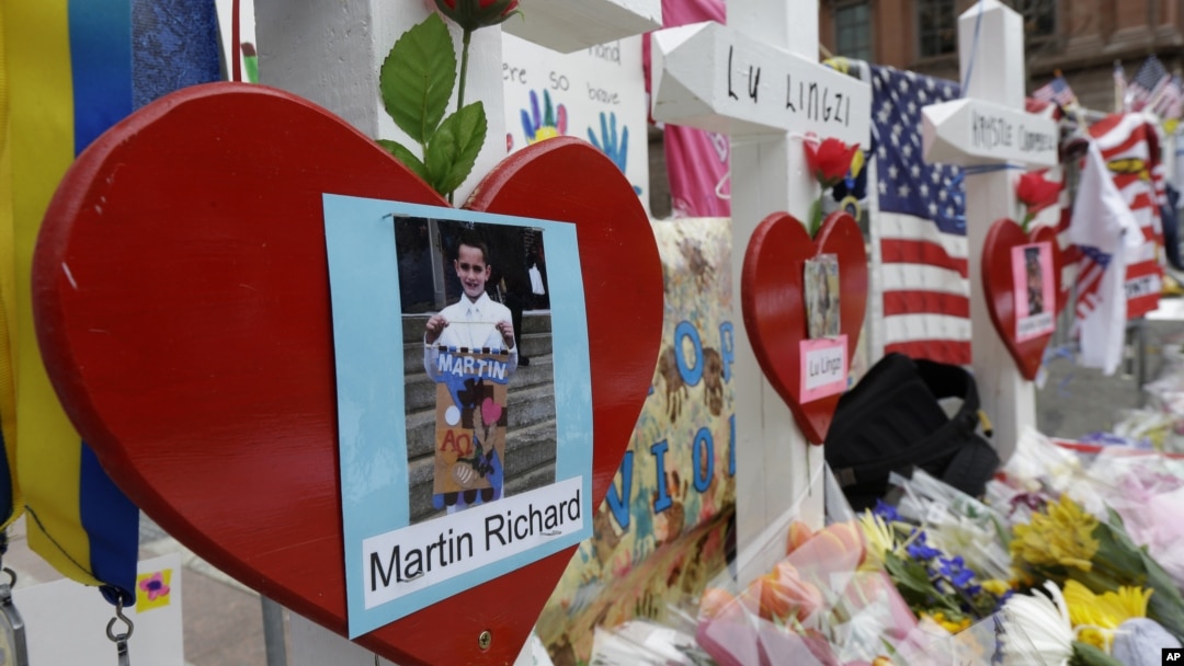 Foto Martin Richard, anak laki-laki betusia 8 tahun korban tewas pemboman marathon Boston, dipasang di dekat garis finish marathon Boston (18/4). 