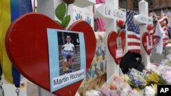 Foto Martin Richard, anak laki-laki betusia 8 tahun korban tewas pemboman marathon Boston, dipasang di dekat garis finish marathon Boston (18/4). 