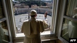 Paus Fransiskus tampak melakukan pemberkatan menghadap ke arah Lapangan Santo Petrus, Vatikan yang kosong tanpa pengunjung karena larangan perjalanan dan keluar rumah di Italia, hari Minggu (15/3). 