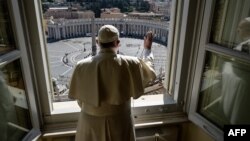 Paus Fransiskus memberkati Lapangan Santo Petrus yang sepi di Vatikan setelah menyampaikan ibadah secara online, 15 Maret 2020. (Foto: Vatican Media/AFP)