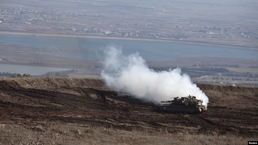 Sebuah tank Israel siaga di Dataran Tinggi Golan dekat perbatasan Suriah yang dikuasai Israel (13/11). 