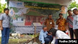 Peletakan batu pertama pembangunan Klenteng di Kampus UNS, Solo. (Foto: VOA/Yudha)