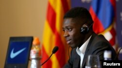 Lors de la présentation d'Ousmane Dembélé à Barcelone, Espagne, le 28 octobre 2017.