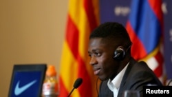 Lors de la présentation d'Ousmane Dembélé à Barcelone, Espagne, le 28 octobre 2017.