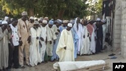 L'enterrement d'un des agriculteurs tués par les militants de Boko Haram à Kalle, un village reculé situé à 17 km de la capitale Maiduguri, le 20 octobre 2018.