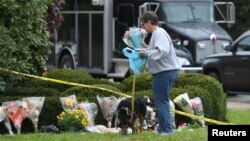 Uma senhora deixa flores num memorial às vítimas do ataque à sinagoga Árvore da Vida, Pittsburgh, Pensilvânia, 28 Outubro, 2018. 