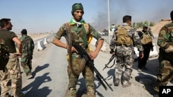 이라크 정부군이 16일 쿠르드 자치정부가 관리하는 유전지대인 키르쿠크 주요 지역을 점령했다.