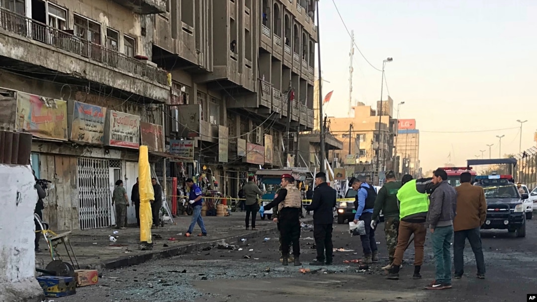Pasukan keamanan Irak berkumpul di lokasi pemboman bunuh diri ganda di Baghdad, Irak, Senin 15 Januari 2018. 
