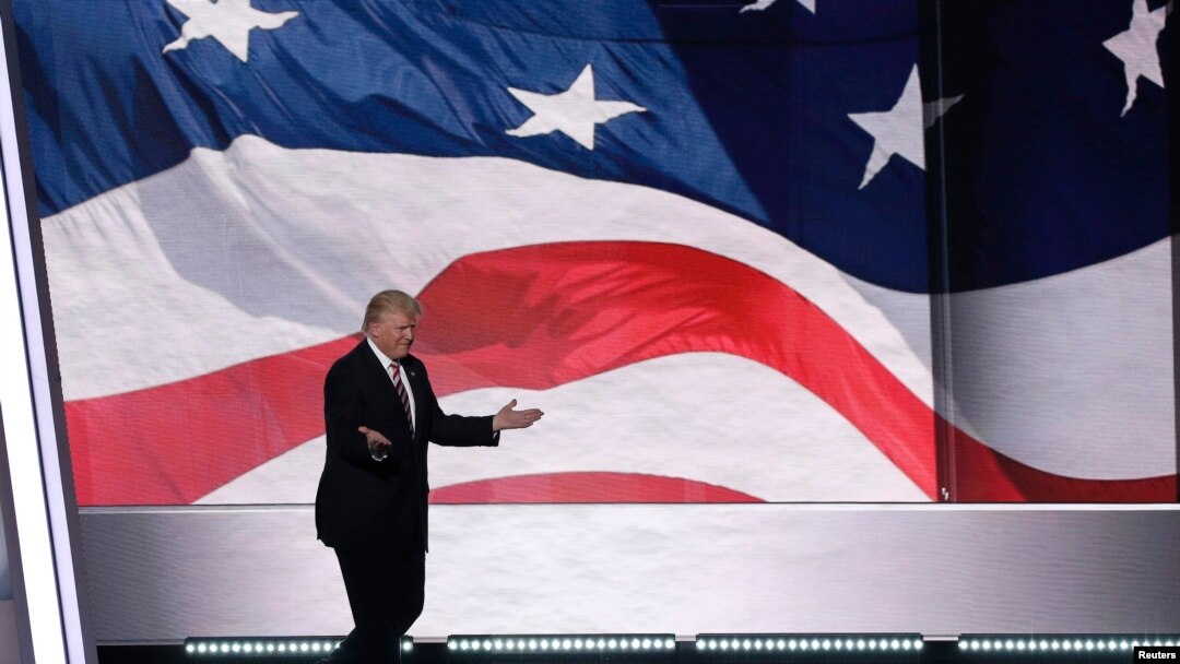 Kandidat presiden dari Partai Republik, Donald Trump, naik ke panggung menjelang akhir hari ketiga Konvensi Nasional Partai Republik (20/7). Cleveland, Ohio (foto: REUTERS/Mike Segar)