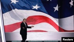 Kandidat presiden dari Partai Republik, Donald Trump, naik ke panggung menjelang akhir hari ketiga Konvensi Nasional Partai Republik (20/7). Cleveland, Ohio (foto: REUTERS/Mike Segar)