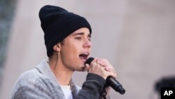 Justin Bieber biểu diễn tại Rockefeller Plaza ở New York trong 1 chương trình của đài truyền hình NBC hôm 18/11.