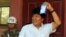 En esta fotografía publicada por la Agencia Boliviana de Información, de propiedad estatal, el presidente Evo Morales muestra su boleta antes de votar en Villa 14 de Septiembre, Bolivia, el domingo 27 de enero de 2019.