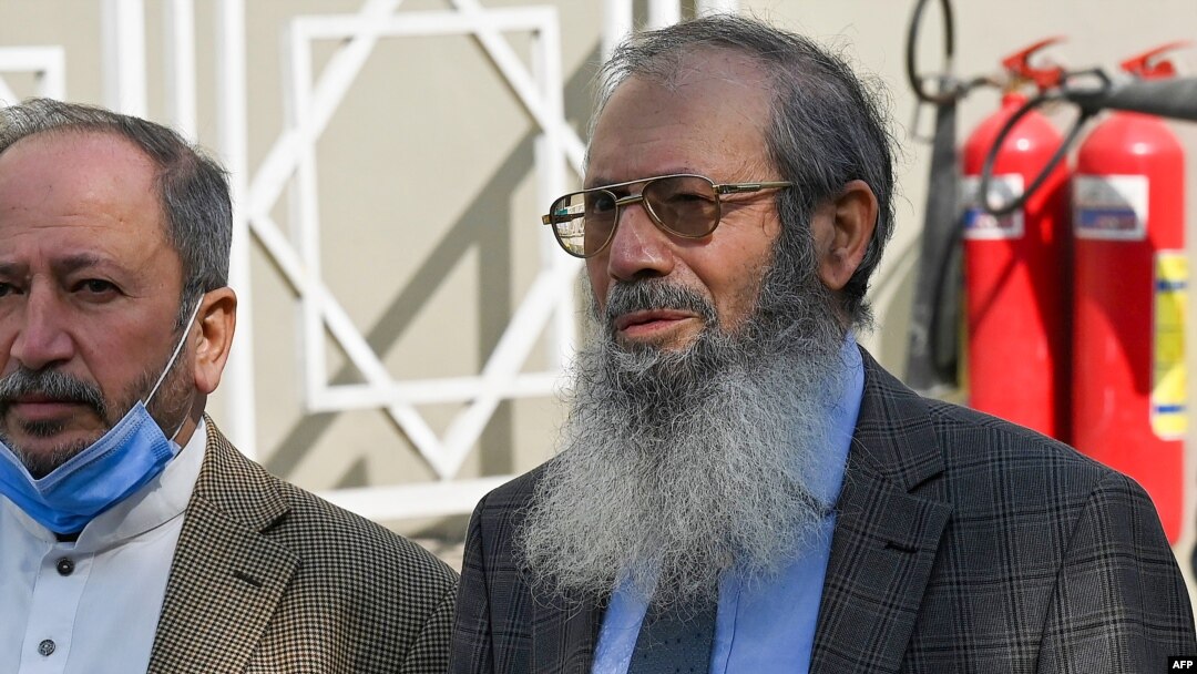 باوکی تۆمەتبارەکە لە بەردەم دادگای باڵا لە ئیسلام ئاباد لە کاتی چاوەڕێکردنی بڕیاری دادگاکە، پـێنجشەممە 28 ی مانگی یەکی 2021