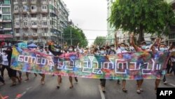 ရန်ကုန်မြို့က "တောင်တန်းပြည်မ ညီညွတ်ကြသည်" စာတန်းနဲ့ ဆန္ဒပြပွဲသပိတ် မြင်ကွင်း။ (ဇွန် ၃၊ ၂၀၂၁)