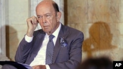 Bộ trưởng Thương mại Mỹ Wilbur Ross nghe Phó Thủ tướng Trung Quốc Uông Dương phát biểu qua thông dịch tại Bộ Tài chánh Mỹ ngày 19/7/2017.