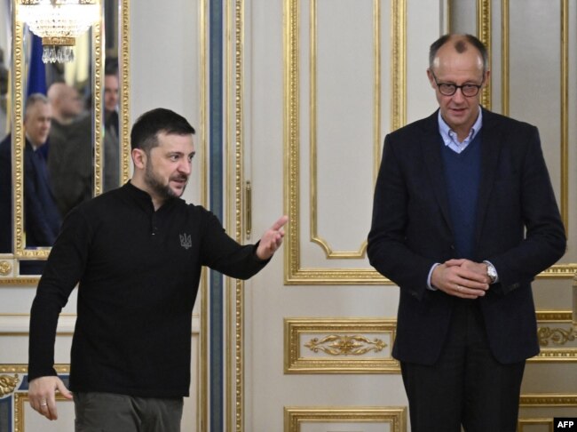 Президент України Володимир Зеленський вітає лідера Християнсько-демократичного союзу Німеччини Фрідріха Мерца на зустрічі в Києві 9 грудня 2024 року. Фото: Genya SAVILOV / AFP