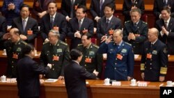 2013年3月14日，卸任的中国党政军领导人胡锦涛和接任的习近平进入北京人民大会堂参加人大会议时一道接受军队代表团的致意。