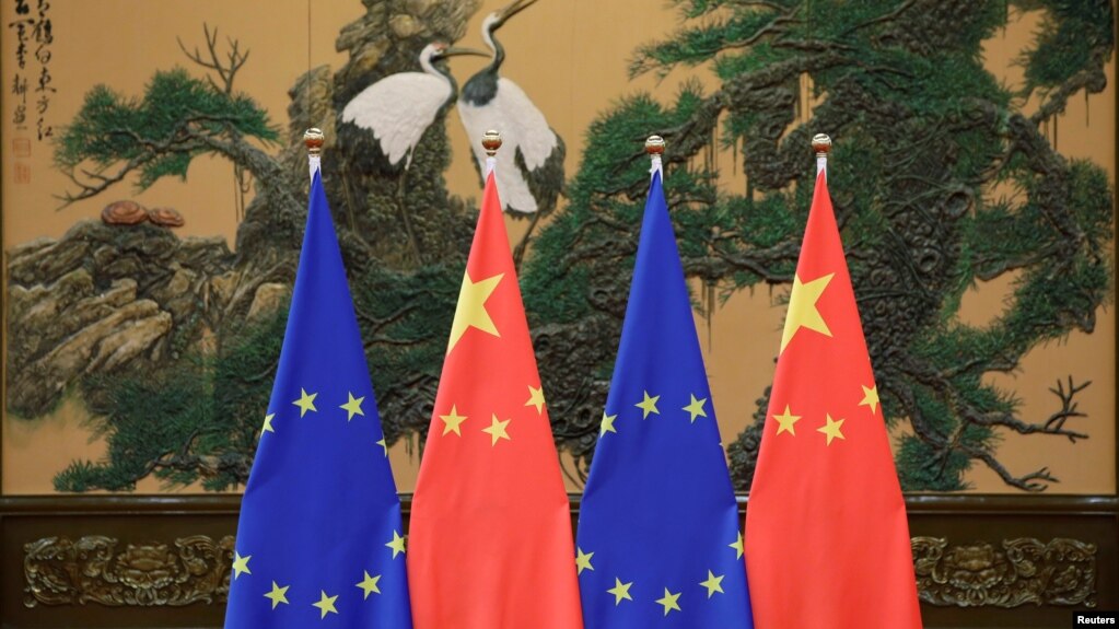 资料照：北京人大会堂内树立的欧盟与中国旗帜 (photo:VOA)