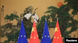 2016年7月12日，在北京人民大會堂舉行的中歐領導人峰會上豎立的歐盟和中國的旗幟。（路透社）