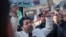 شهروند سوری در جنوب کشور در مرز با اسرائیل با نوشته‌ای بالای سرش: «ما حزب‌الله نیستیم» (آرشیو)