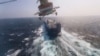 هلیگوپتر حوثی‌ها بر فراز یک کشتی تجاری در دریای سرخ. آرشیو