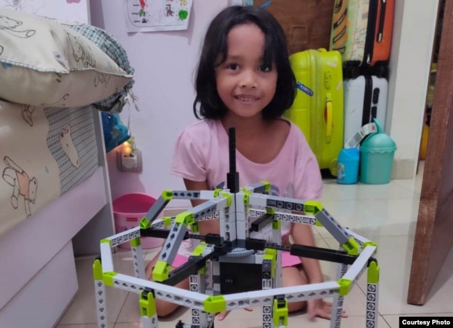Bella (8) di Jakarta Barat, berkreasi dengan mainan lego. (Foto: PHI via Ellen)