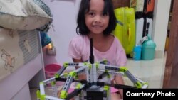 Seorang anak, Bella (8 tahun) di Jakarta Barat, berkreasi dengan mainan LEGO. (Foto: PHI via Ellen)