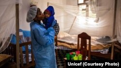 Une infirmière s'occupe d'un bébé au centre de traitement Ebola, à Butembo en RDC, le 13 août 2019. (Unicef)